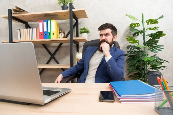 Concentración total en el trabajo. Brutal hombre de negocios en la oficina con computadora. Hombre maduro trabajando en la computadora. El hipster barbudo usa computadora. Jefe masculino trabajando. Siempre en línea. Red informática. nuevo proyecto — Foto de Stock