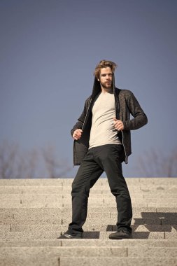 Adımları kavramı. Kapüşonlu sweatshirt genç adam adımları güneşli mavi gökyüzü üzerinde durmak. Başarı için adımlar. Özgürlük adımlarda anahtarıdır