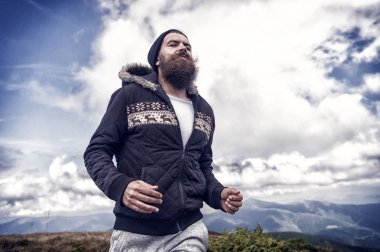 Dağ manzarası üzerinde çalıştırmak uzun sakallı hippi runner