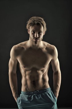 Altı paket ve ab kasları olan adam. Atlet şort fit vücut ile. Eğitim ve egzersiz etkinlik içinde jimnastik salonu. Sporcu seksi gövde ve göğüs. Spor ya da fitness ve welness kavramı, vintage filtre