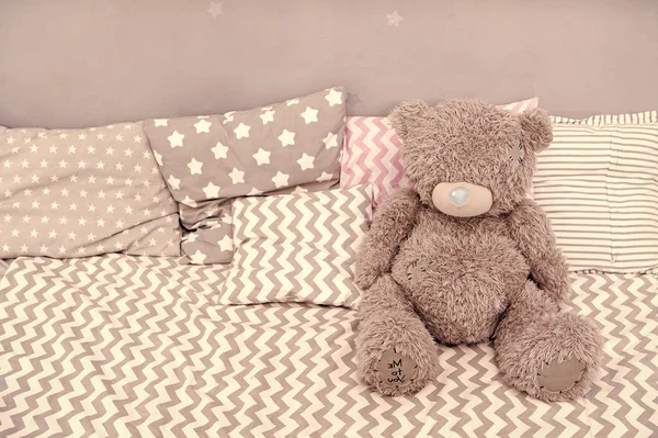 Leksak-konceptet. Teddy bear leksak. Mjuk leksak på sängen. Din riktiga leksaksaffären — Stockfoto