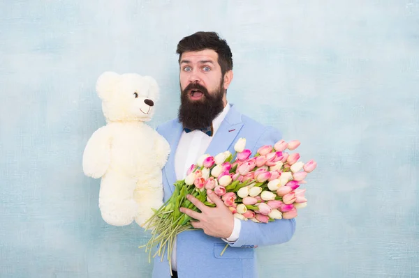 This is my best summer holiday ever. love date with flowers. Happy Birthday. wedding party. spring bouquet. 8 of march. womens day. Formal mature businessman bearded man in bow tie with tulip flowers — Stock Photo, Image