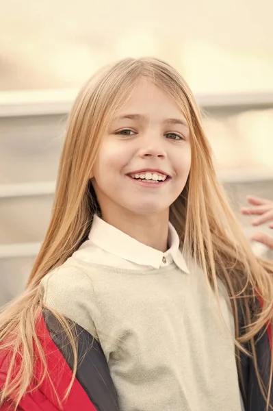 Tjej med blont långt hår smile utomhus — Stockfoto