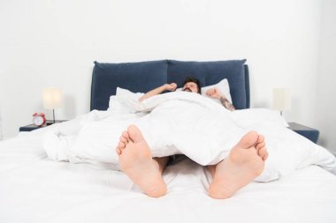 Yatak odasında dinleniyorum. Tatlı rüyalar. uykuda ve uyanık. yatakta erkek. adam sabah uyku. enerji ve yorgunluk. yatak odasında uykulu adam. gün rüya erkek. Gündüz uyumak. İyi şekerleme. Dinlenme zamanı