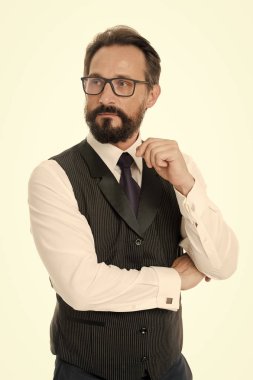 Reçeteli gözlük lens ve çerçeveler için kılavuz. Arka plan beyaz işadamı klasik resmi giyim ve uygun gözlük. İş görünümü uygun olması gerekir. İşadamı resmi Gözlük seçimi