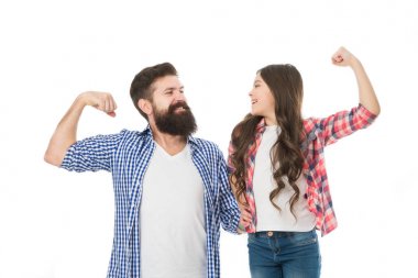 Babam kadar güçlü. Ebeveynlik ve çocukluk. Babalar günü konsepti. Güzel baba ve sevimli çocuk güçlü aile. Baba ve kızı beyaz arka plan sarılmak. Çocuk ve baba en iyi arkadaşlar pazı jest göstermek
