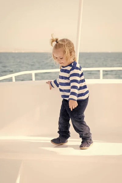 Concept de voyage. Petit enfant voyage sur un yacht de luxe. Un garçon marin voyage par la mer. Le voyage est la meilleure éducation — Photo