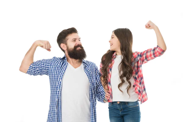 Fort comme mon père. Parentalité et enfance. Concept de fête des pères. Charmant père et mignon enfant forte famille. Père et fille embrassent fond blanc. Enfant et papa meilleurs amis montrent geste biceps — Photo