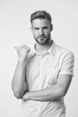 Çözüm burada. Sarı arka planda dururken elini çeneye koyan yakışıklı genç adam. Zor soru. Ahlaki sorunlar. Ne dediğinin farkında mısın? Cevapsız soru. Parmakla işaret ederek.