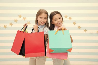 Alışveriş çocuklar. küçük kız çocuk alışveriş günü sonra paketleri ile. küçük kızlar çocuklar ile kağıt torbalar.