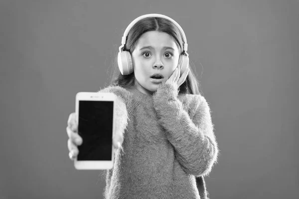 Versión de aplicación obsoleta. Las mejores aplicaciones de música gratis. Escucha gratis. Obtener suscripción a una cuenta de música. Disfruta del concepto musical. Disfruta del sonido perfecto. Niña escuchar música auriculares modernos y teléfonos inteligentes — Foto de Stock