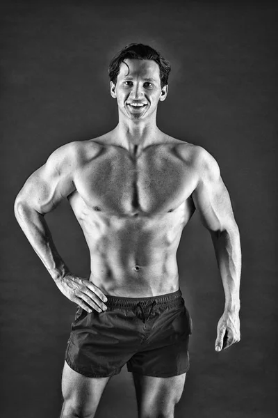 매력적인 남자 근육 가슴입니다. 뛰어난 모양의 자랑. 남자 근육 선수 서 자신 있게. 건강 하 고 강한. 근육 질 보디 개념입니다. 자신을 향상 시킵니다. 근육 질의 몸통으로 잘생긴 사나이 — 스톡 사진