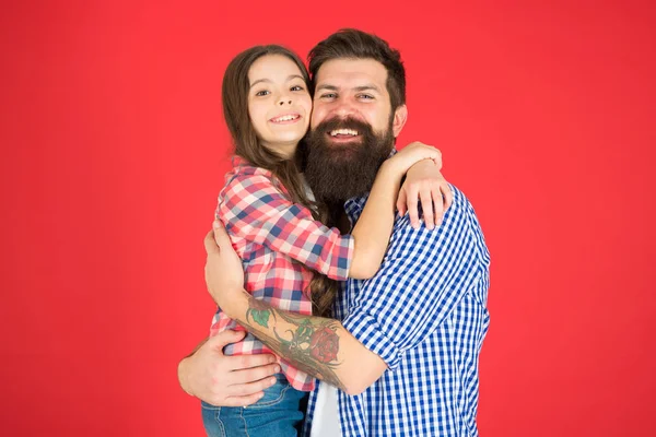 Altijd over elkaar te dragen. vader en dochter omarmen. Familie obligaties. klein kind houdt van haar vader. Fathers Day. Childrens dag. Gelukkig klein meisje met vader. hou van je papa. Ik hou van Papa meest — Stockfoto