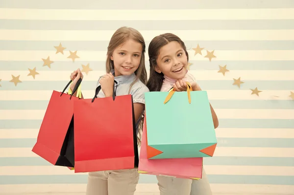 Τα παιδιά για ψώνια. μικρά κορίτσια παιδιά με πακέτα μετά την ημέρα αγορών. μικρά κορίτσια παιδιά με χάρτινες τσάντες. — Φωτογραφία Αρχείου