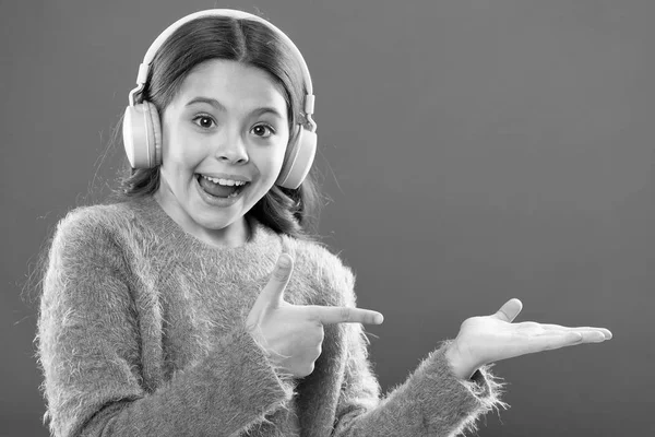 Schauen Sie sich den Kopierraum des Musikdienstes an. Kopfhörer drahtlose moderne Technologie. Mädchen hören Musik drahtlose Kopfhörer, die mit dem Zeigefinger zeigen. Musikkonten abonnieren. Musikkonzept genießen — Stockfoto