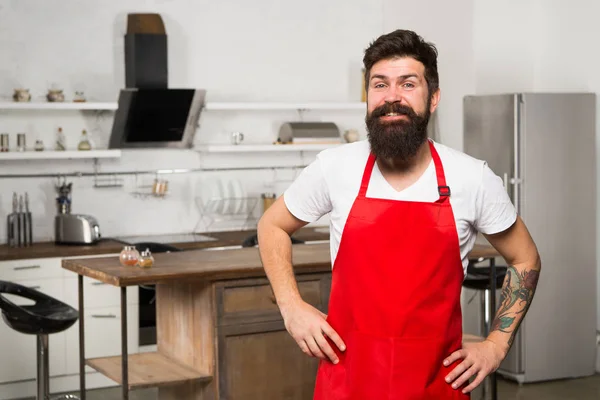 Hombre maduro. Cocinero barbudo. Hombre barbudo con delantal rojo. Restaurante o cafetería cocinero. Cocinero hombre. Hipster en la cocina. chef satisfecho en delantal uniforme. El hogar trae placer. Esta es mi casa. —  Fotos de Stock