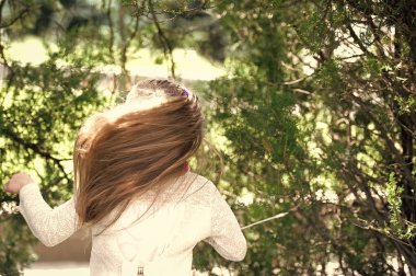 Kız dansçı ile uzun saç uçan. Çocuk dans müzik yaz Park. Küçük çocuk müzik kulaklık açık keyfini çıkarın. Melodi ses ve mp3. Yaz eğlence ve neşe