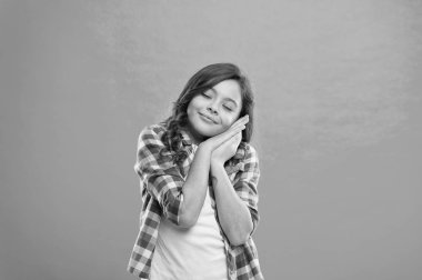 Tatlı rüyalar. Küçük kız uyuduğunun işareti olarak yanaktan el ele tutuşuyor. İyi geceler ve iyi rüyalar. Mavi arka planda uyuyan barışçıl bebek. Tatlı rüyalar dile. Küçük bebek için ninni şarkısı