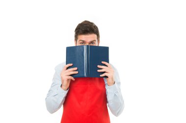 Ne pişirmek için. Erkek hipster Cook apron mutfak hakkında kitap okuma. Yemek pişirmek nasıl bir fikir değil. Mutfak kitabı konsepti. Evde sorumlu adam. Bazı sorunlar. Ev görevleri. Yemek tarifleri yemek