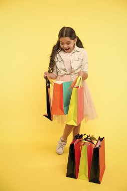 Okul alışverişlerinden tasarruf etmek için harika stratejiler. Okul sezonunda bütçe eğitimi vermek için. Kız alışveriş torbaları taşıyor. Okul sezonu için hazırlık yapın. Malzeme malzemeleri kırtasiye malzemeleri alın.