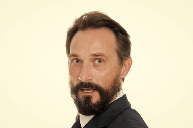 Olgun ve deneyimli bir girişimci. Sakallı ve bıyıklı bir erkek. Yaklaş. İş adamları kıyafet yönetmeliği. İş tarzı görünüş. Klasik iş adamı resmi giysileri. Yetersiz ifade kavramı