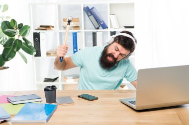 Sinir bozucu müşteri arıyor. Adam sakallı adam kulaklık ofis akıllı telefon üzerinde salıncak çekiç. Bozulmuş iletişim. Başarısız mobil görüşmeler. Çağrı merkezindeki iş ile ilgili en sinir bozucu şey. Gelen arama