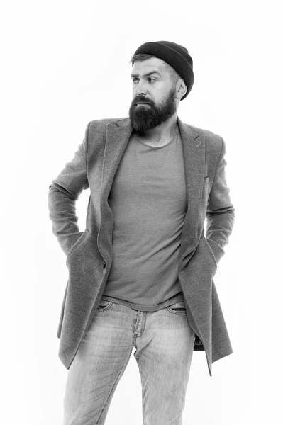 Mannen skäggig hipster eleganta fashionabla kappa och hatt. Snygg outfit hatt ljusa tillbehör. Mode trend outfit. Snygg casual outfit för höst och vår säsong. Herrkläder och manliga mode koncept — Stockfoto