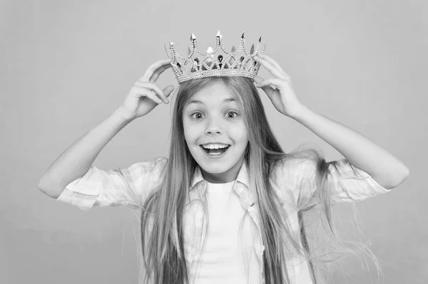 É uma grande honra para mim. Título Miss princesinha. Menina usar coroa fundo azul. Princesa sincera emocional bonito. Kid usar coroa dourada símbolo princesa. Cada menina sonhando se tornar princesa — Fotografia de Stock