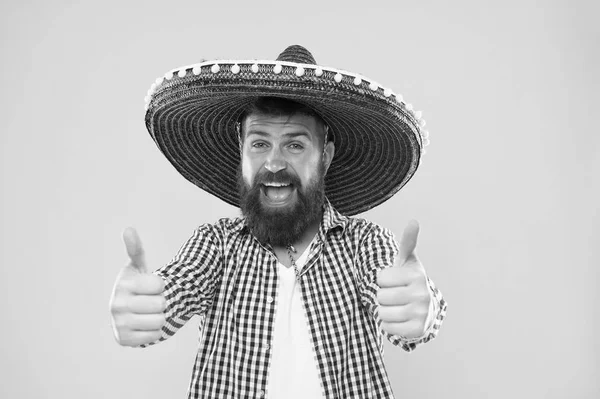 Cuidados com barbeiros. Sombrero. Homem mexicano. México. Hipster maduro com barba. Homem barbudo. Hister caucasiano brutal com bigode. Homem da moda com barba. Mécican feliz. sucesso — Fotografia de Stock