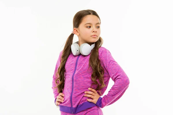 Immergersi nella musica. Adorabile utente auricolare isolato su bianco. Bambino piccolo con auricolare bianco regolabile. Bambina con auricolare bluetooth wireless. Ragazzo carino con auricolare stereo per ascoltare musica — Foto Stock