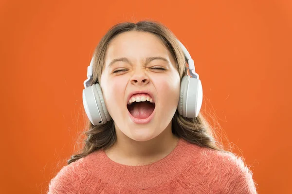 Pentru performanțe vocale mai bune. Adorabil copil mic face vocal pe cântec. Fetiţa ascultă muzică şi cântă melodie vocală. Cântăreață talentată sau vocalistă care își antrenează vocea în căști fără fir — Fotografie, imagine de stoc
