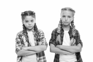 küçük kız çocuk mükemmel saçlı. Çocukluk mutluluk. Dostluk ve kardeşlik. Çocuk günü. Okula dönüş. küçük çocuk moda. Mutlu küçük kız kardeş. Güzellik ve moda. Kendine güvenen öğrenciler