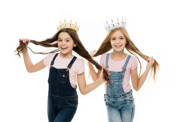 Испорченная детская концепция. Эгоцентричная принцесса. Дети носят золотые короны символы принцессы. Каждая девушка мечтает стать принцессой. Маленькая принцесса. Уверенность в себе. Концепция лидерства. Девочки носят короны — стоковое фото