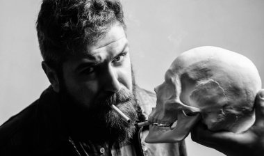 Sağlık yok. Sigara zararlı olduğunu. Tütün Sigara içmeyi alışkanlık vücudunuza zarar getir. Adam ölüm sembolü insan kafatası yakınındaki Sigara İçilmeyen. Zararlı alışkanlıklar. Sigara sağlık zarar ve ölüm