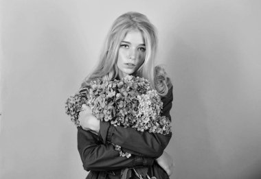 Kız tatlı bir sarışın ortanca çiçek buketi sarıl. Doğal güzellik kavramı. Cilt bakım ve güzellik tedavi. Yumuşak narin çiçek. Saf güzellik. Genç cilt hassasiyet. Bahar bloom. Basit güzellik