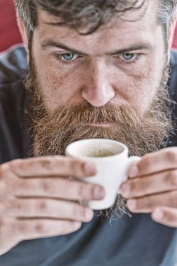 Adam espresso kahve ile rahatlatıcı. Kahve molası kavramı. Hipster içme kahve kapatın. Kafein şarj. Sakal ve bıyık ve kahve olan adam. Sakallı adam kokusu taze espresso keyfini çıkarın