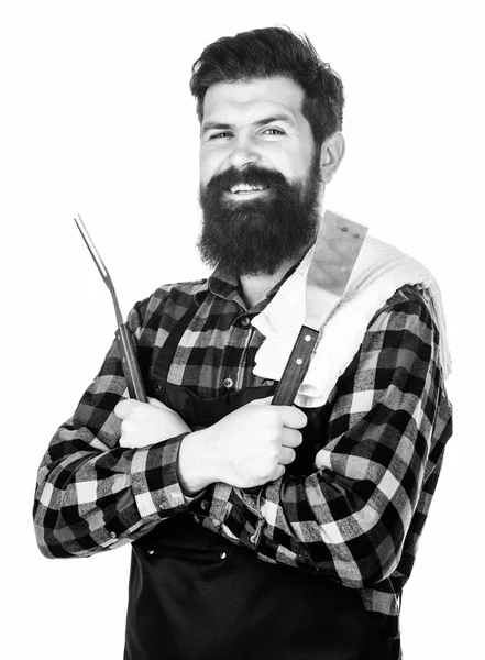 完全なグリルの経験を得ること。髭の男がバーベキューグリル道具を持っている。金属製のグリル用品を使ったハッピーヒップスター。グリルは、あなたの好きな食べ物を準備する簡単な方法です — ストック写真