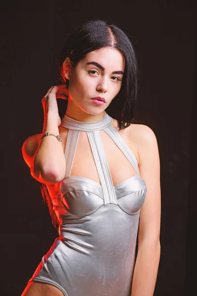 Aantrekkelijk lichaam van het meisje futuristische mode lingerie dragen. Futuristische mode concept. Lady slijtage sexy ruimteschip uniforme zwarte achtergrond. Kosmische mode. Vrouw slijtage zilveren modieuze Romper lingerie — Stockfoto