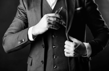 Düz metal şişe alkol için. Adam hipster giymek şık takım elbise tutun metal şişesi Alcohol sakallı. Adam metal şişesi cebine gizle. Alkol içki kavramı. Seninle içki alkol var. Her zaman benimle