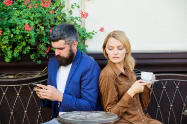 Aile hafta sonu. Evli güzel çift birlikte rahatlatıcı. Çift kafe terası kahve içiyor. Aşık çift kafe terasında kahvenin tadını çıkarır. Karısını aldatan adam gizli mesajlaşması. Hile ve ihanet
