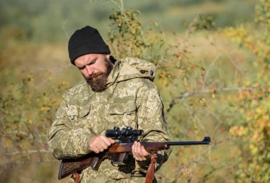 İnsan, hedef doğa geçmişini hedef. Hunter tüfeği tutuyor. Nişan alma becerileri. Avlanma izni. Sakallı avcı boş zamanlarını avlayarak geçirir. Profesyoneller için av ekipmanları. Avcılık acımasız erkeksi hobi