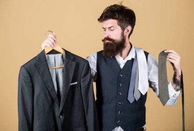 Stilist tavsiyesi. Kıyafetle eşleşen kravat. Adam sakallı hipster kravat ve resmi takım elbise tutun. Kravat seçen adam. Mükemmel kravat. Alışveriş konsepti. Mağaza asistanı veya kişisel stilist hizmeti
