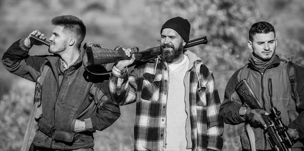 Caza ilegal. Cazadores cazadores furtivos brutales. Socio cazador furtivo en el crimen. Concepto de caza furtiva. Actividad para hombres brutales. Cazadores furtivos buscando víctimas. Cazadores con rifles en ambiente natural —  Fotos de Stock