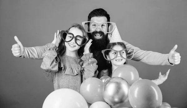 Padre con dos hijas divirtiéndose. Concepto de paternidad. Amistosa familia usa accesorios divertidos para fiestas. Día de los Padres. Las hijas necesitan un padre activamente interesado en la vida. Padre soltero. Fiesta de cumpleaños — Foto de Stock