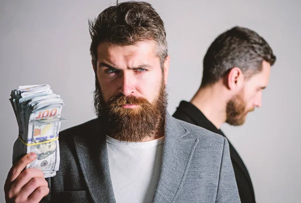 En titta på medan nr. Hur känner igen bluff och skydda dig. Oärliga systemet. Bluff och bedrägeri koncept. Bluff och bedrägeri. Man bearded bedragaren håll kontanta pengar medan offret står sorgliga bakgrunden — Stockfoto