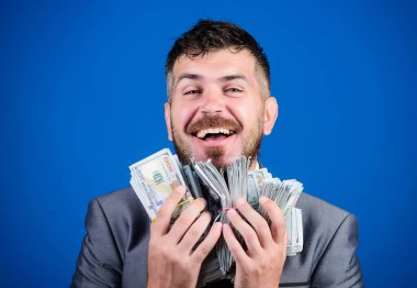 Sadece para kazanıyor. büyük bir anlaşma sonra işadamı. Finans ve ticaret. Mutlu sakallı adamın çok parası var. İş ve spor başarısı. Milyarlararası dolar banknotları. piyango kazanmak