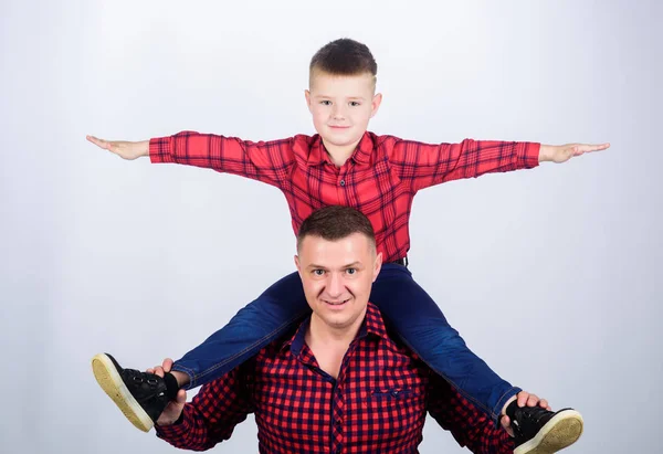 Infancia. crianza. Día de los padres. Disfrutando del tiempo juntos. padre e hijo con camisa roja a cuadros. Un niño pequeño con papá. Familia feliz juntos. Siente libertad. Vamos a volar juntos — Foto de Stock