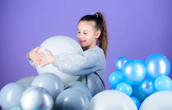 E 'tutto per me. Piccola ragazza godendo festa per bambini. Ragazzina divertirsi con i palloncini d'aria. Felice festa del giorno dei bambini. Festeggiamo la giornata internazionale dei bambini. Promozione dei diritti dei bambini — Foto Stock