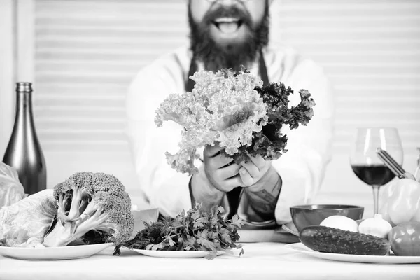 Isso é para ti. Cozinhar alimentos saudáveis. Homem barbudo cozinheiro na cozinha, culinária. O chefe de chapéu. Receita de sabor secreto. Dieta e alimentos orgânicos, vitamina. Vegetariano. Chef maduro com barba — Fotografia de Stock