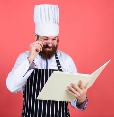 Çok ilginç. Diyet ve organik gıda, vitamin. Sakallı adam mutfakta yemek pişirir, mutfak. Sağlıklı yemek pişirme. Şapkalı şef adam. Gizli tat tarifi. Vejetaryen. Sakallı olgun şef